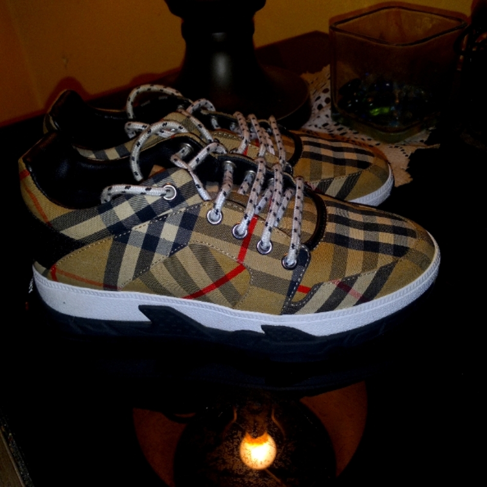 Size 2 kids burberry shoes
